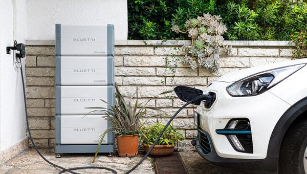 Baterias solares domésticas cargando un coche