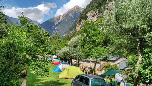 Guía definitiva de camping para autocaravanas en España: Precios, consejos y energía sin límites
