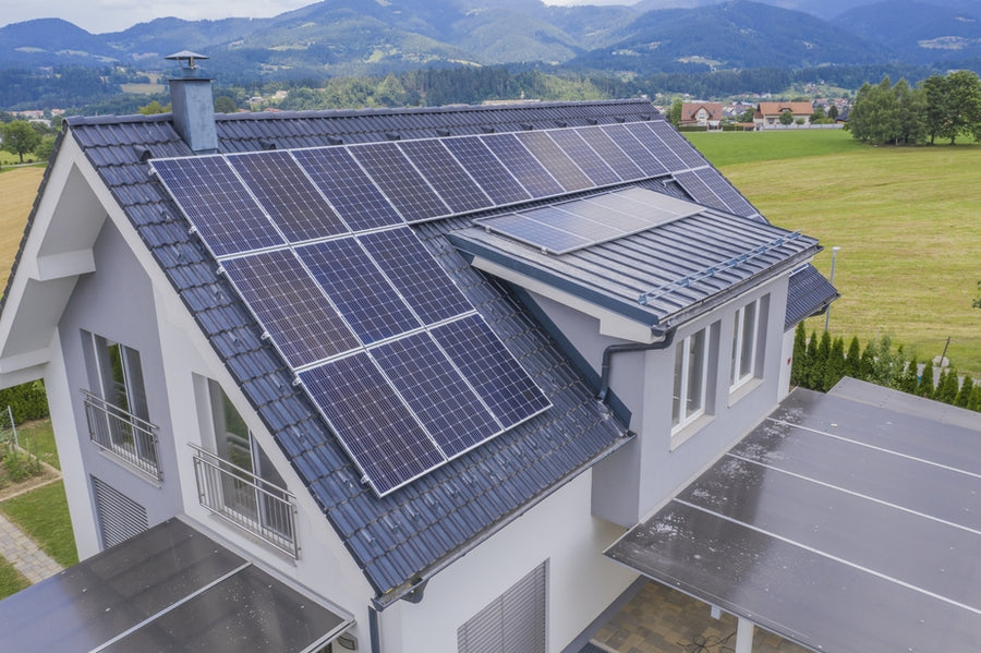 casa con paneles solares en el tejado