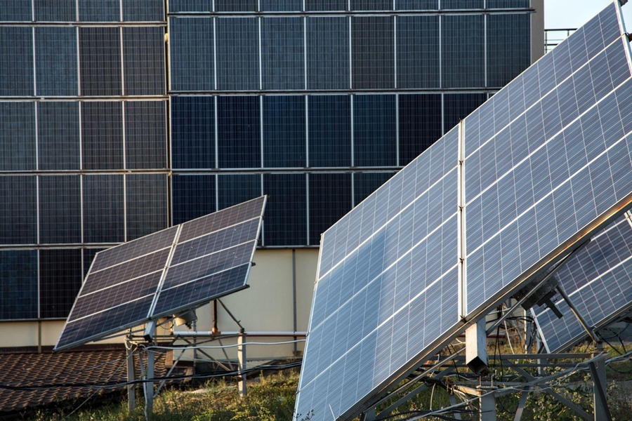 Edificio con múltiples placas solares verticales