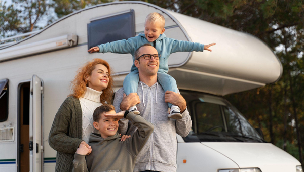 Familia disfrutando su primer viaje en autocaravana