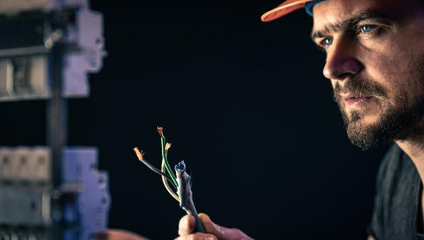 Hombre pinchando la luz de casa