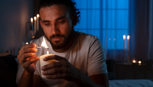   Hombre encendiendo una vela en el apagón del 2025