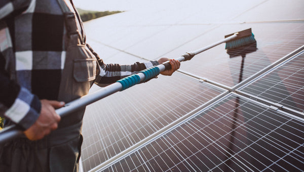 Limpieza de placas solares para su mantenimiento