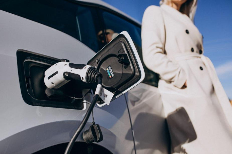 Mujer cargando coche eléctrico