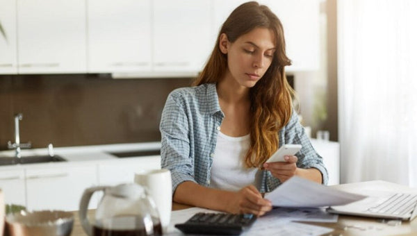 Mujer revisando los periodos p1 p2 p3 de la factura de la luz