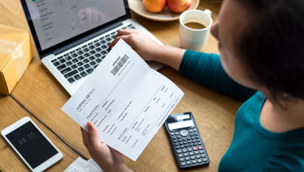 Mujer revisando factura de la luz