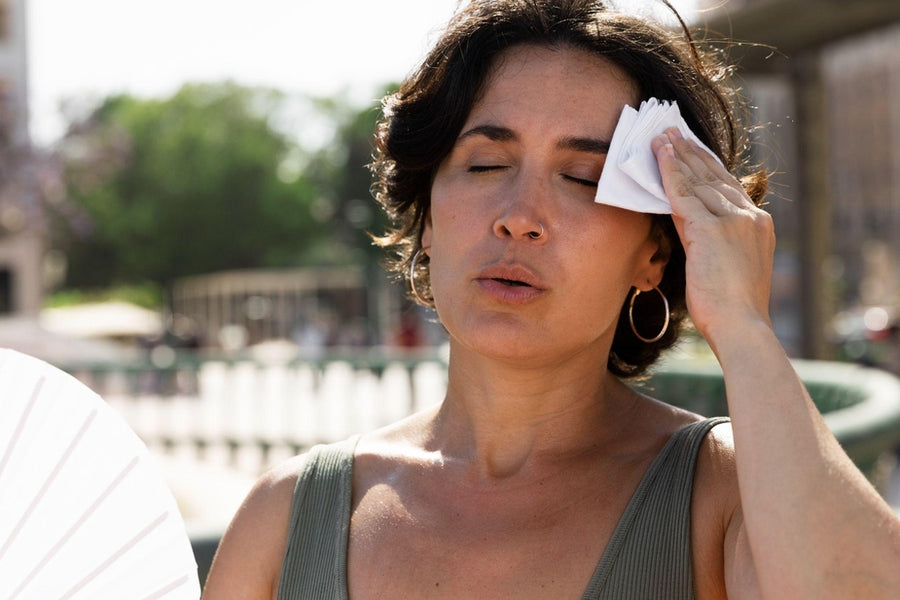 Mujer sufriendo por la ola de calor 2024