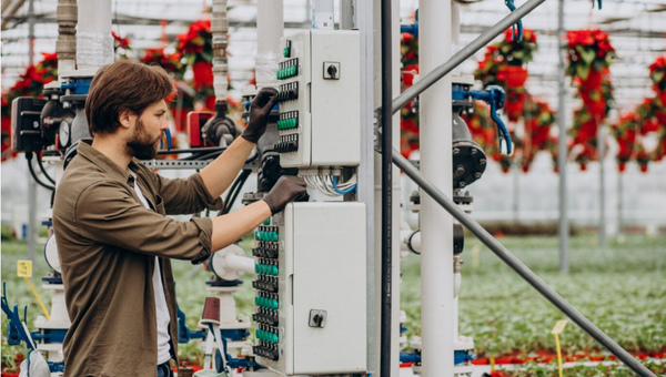 Operario conectando sistema de gran potencia nominal
