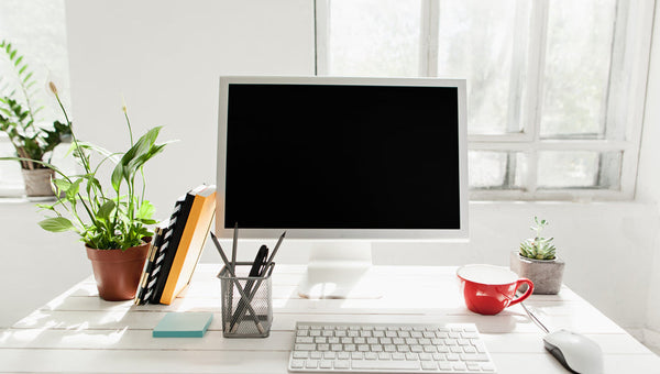 Ordenador de sobremesa en reposo sobre un escritorio