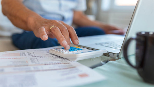 Señor mayor calculando el coste de la luz el domingo
