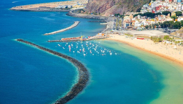Vista desde el aire de la playa y el puerto de Tenerife