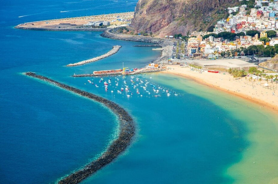 Vista desde el aire de la playa y el puerto de Tenerife
