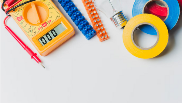 Voltímetro y herramientas para la hacer empalmes.