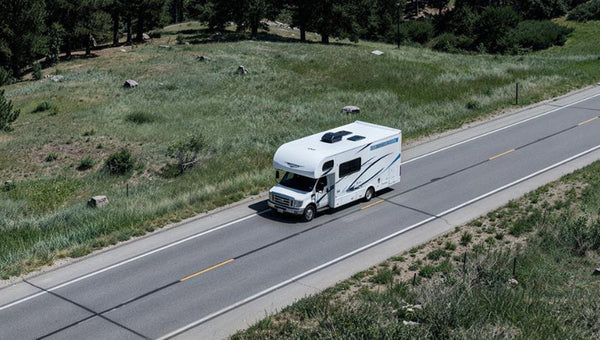 Autocaravana viajando por carretera en la naturaleza