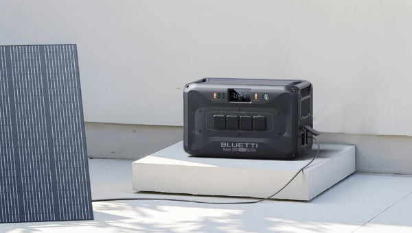 BLUETTI Apex 300 con panel solar en una terraza