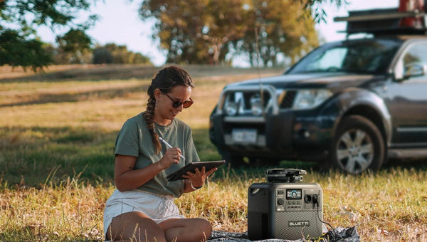 Trabajo remoto al aire libre con power station BLUETTI